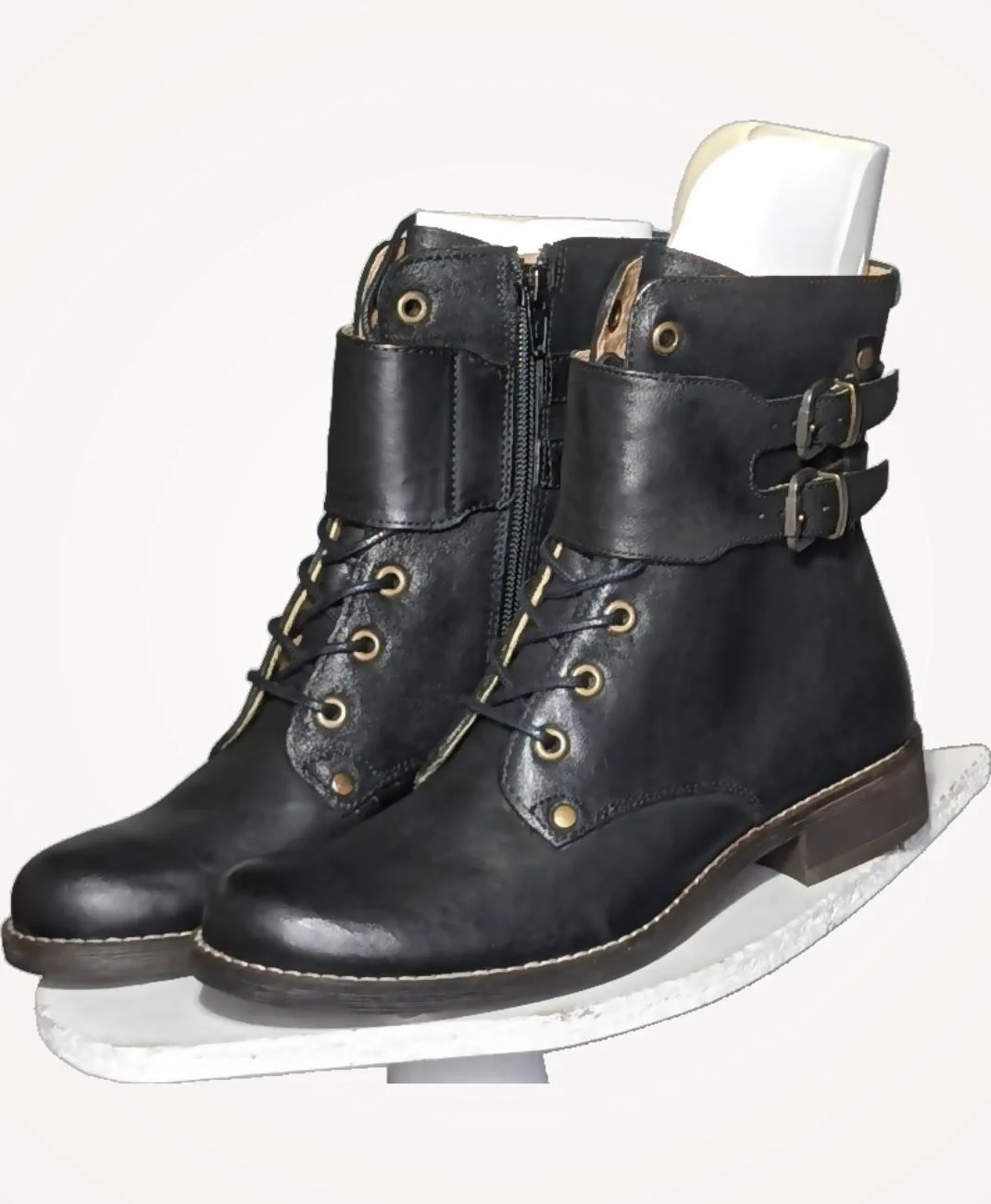KICKERS - Image 3
